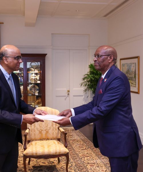 Le président singapourien, Tharman Shanmugaratnam et Ambassadeur Aloys Bizindavyi échangeant les lettres de créances